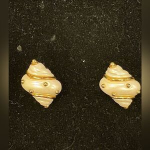 Kenneth Lane VTG Gold and Cream Shell Earrings Clip-On